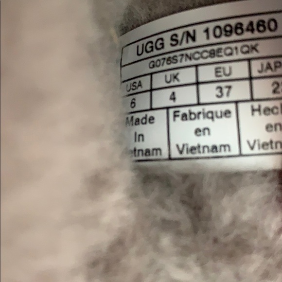 Authentic UGG scuffette 2 satin slippers - Picture 6 of 8